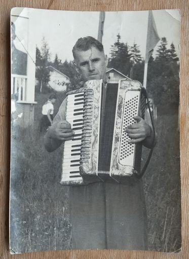 Аккордеонист пионерского лагеря. 1958 г. 10.5х15 см