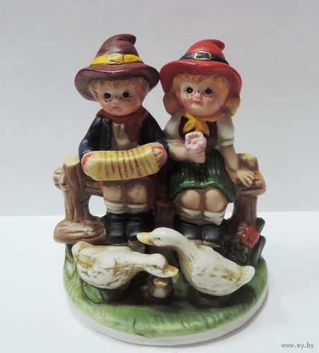 Статуэтка фарфоровая "Девочка, мальчик и гуси" 80-90-е годы Европа. Высота 11 см.