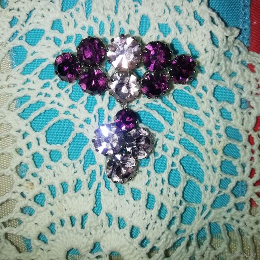 Винтажная брошь с подвеской. Cтразы аметистового цвета 4х4 см.