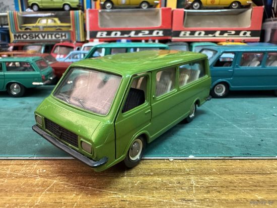 РАФ 2203 постномер, но дно еще металл, цвет трава, на дверях "1". Вечер четверга в зеленых, и не только, тонах.