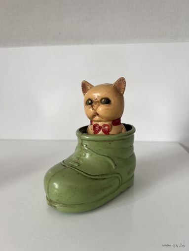 Игрушка фигурка Котенок в ботинке 1950-е года целлулоид СССР кот сапоге