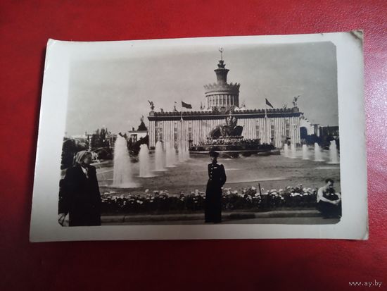 Фотография. Послевоенная Москва. Офицер у фонтана ВДНХ.