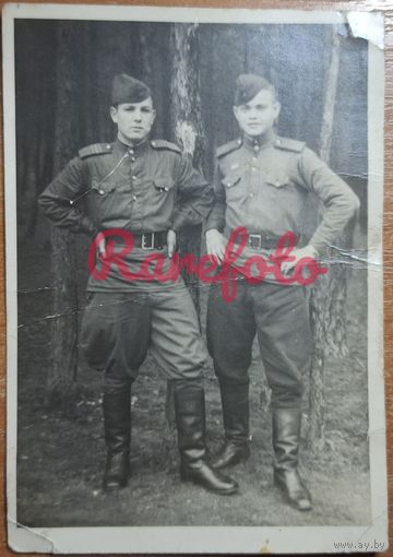 Два солдата в лесу любительское фото