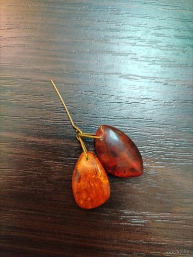 Винтажная маленькая брошка ну иголочке из двух янтаринок