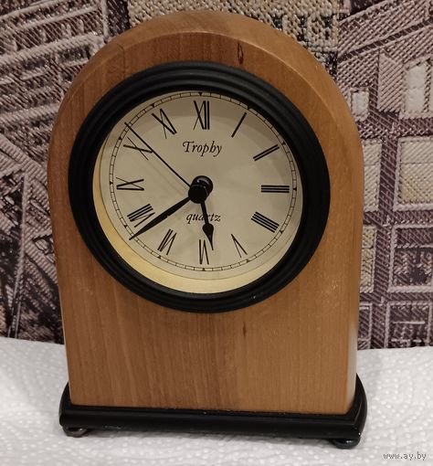 Настольные часы Trophy кварцевые, в стиле ретро, корпус из натурального дерева 13х8,5 см. Рабочие, беззвучный ход.