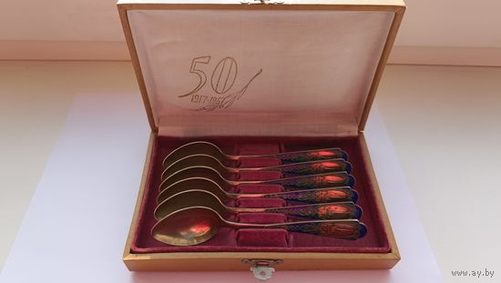 Чайные ложки 6 штук, позолота, эмаль, в коробке. Общий вес 150,70 грамма. Серебро 875, голова рабочего вправо, ЛФ6 (1956 год). 10