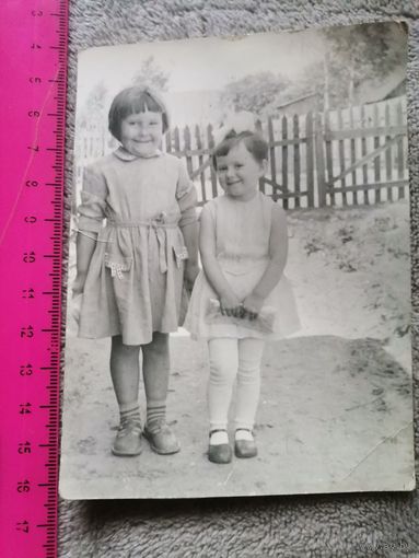 Старое фото. Девочки