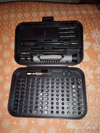 Набор инструментов для ремонта электроники.