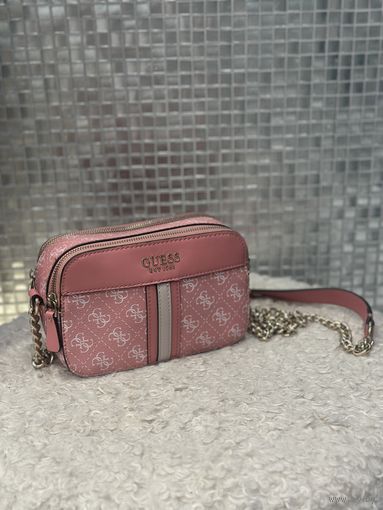 Guess сумка кросс-боди через плечо Оригинал Новая Noelle Crossbody Camera Handbags.   Классная брендовая стильная сумочка! 100% оригинал. Куплена в Дубае.  Смотрится обалденно!  Вместительная и легкая