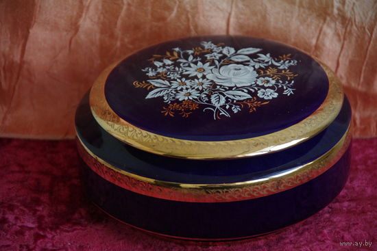 Шкатулка фарфоровая (  высота 7,5 см , диаметр 17 см )  целая