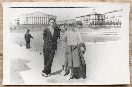 Фото молодежи. Минск. Набережная Свислочи. 1960 г. 9х14 см
