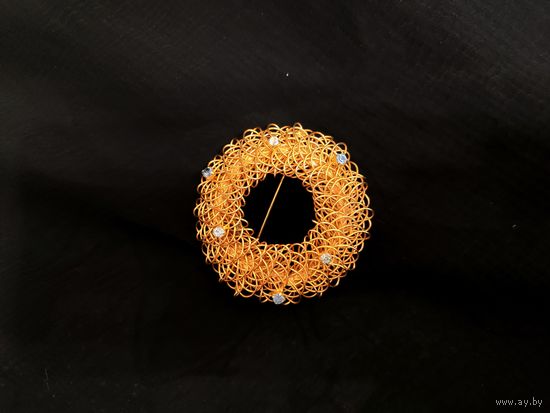 Брошь из плетёной проволоки