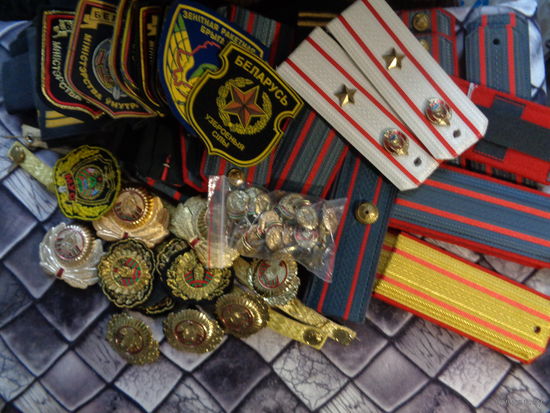 Погоны, кокарды и т.д., одним лотом