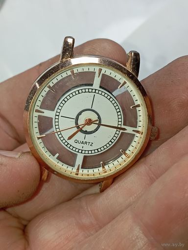 Кварцевые часы  . С рубля .