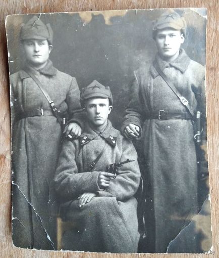 Фото трех красноармейцев. 1930-е. 8х9 см.