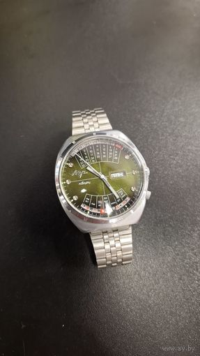 С 1 рубля! Редкие часы Луч колледж вечный календарь. Состояние! Батарейку поставил идут. Точность не проверял. Без репассажа. Все на фото.