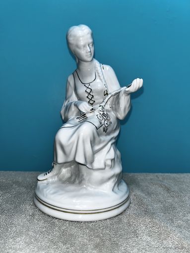 Фарфоровая девушка с венком.