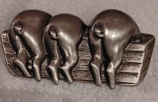 Винтажная брошь фермерской тематики "Три поросёнка". Олово. 6х3 см. Редкость.