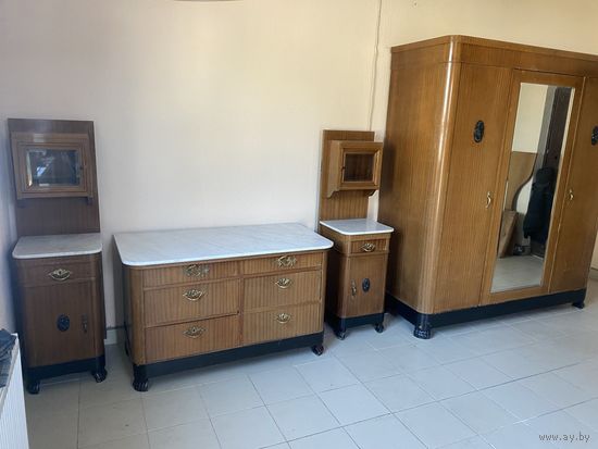 Антикварный спальный гарнитур.