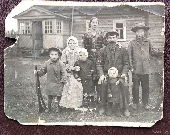 Фото семейное. 1920-е г. 9х11 см.