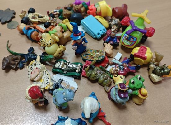 Лот игрушек, киндер из нулевых