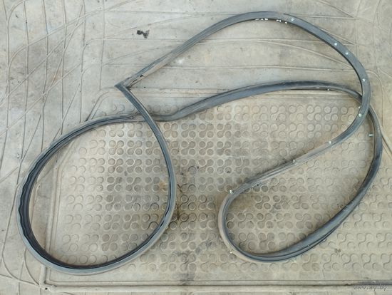 Уплотнитель двери передней левой Mitsubishi Carisma