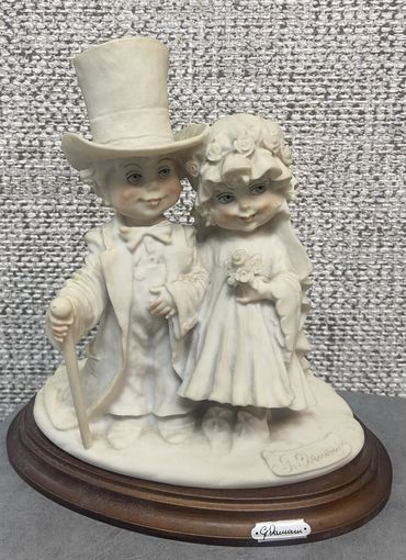 Статуэтка фарфора Capodimonte Джузеппе Армани "Жених и невеста" Италия 1986 год. 20 х 22 см.