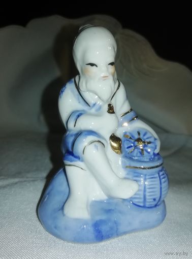 Фарфоровая статуэтка Китайский рыбак 2. Кобальт, позолота, ручная роспись. 8,5х5,5 см.