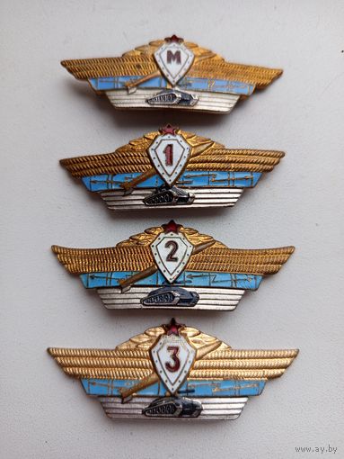 Комплект офицерской классности. На 3-м нет булавки.