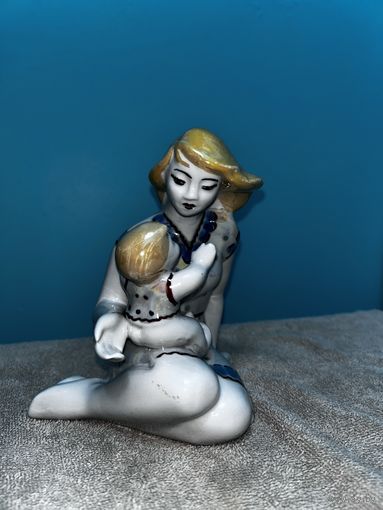 СТАТУЭТКА ФАРФОРОВАЯ МАТЕРИНСТВО. МАТ И ДИТЯ.