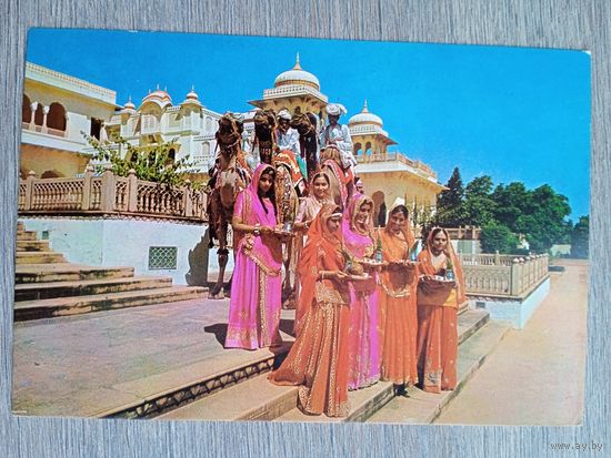 Этнография. Индия, Джайпур. Девушки в традиционных костюмах раджастхани