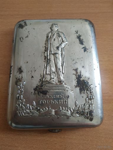 Портсигар "Памятник Максиму Горькому на площади Белорусского вокзала в Москве". СССР, вторая половина прошлого века.