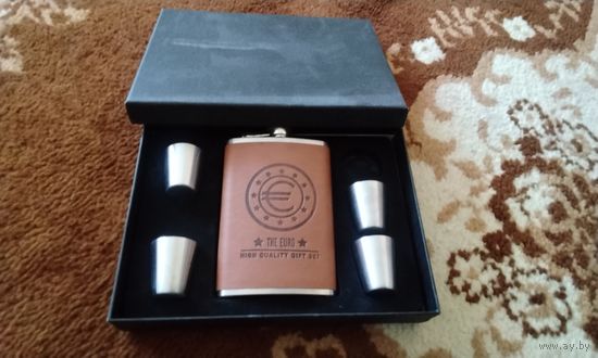 Набор:фляжка,рюмки,футляр.