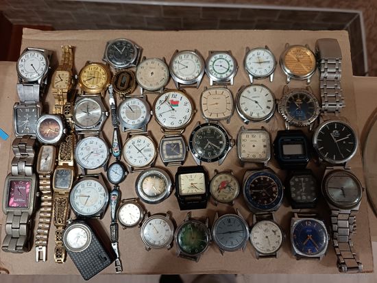 Куча часов на запчасти. задние крышки  не во всех часах есть.