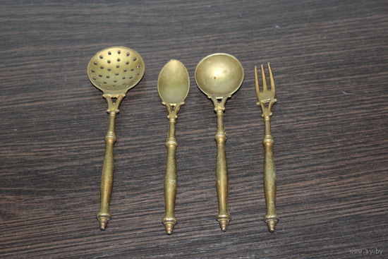 Набор латунных, столовых приборов.