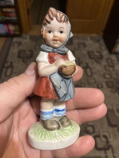 Девочка. Бисквит.