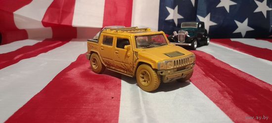 Машинка (модель) Kinsmart Hummer H2 SUT в масштабе 1:36 с имитацией грязи