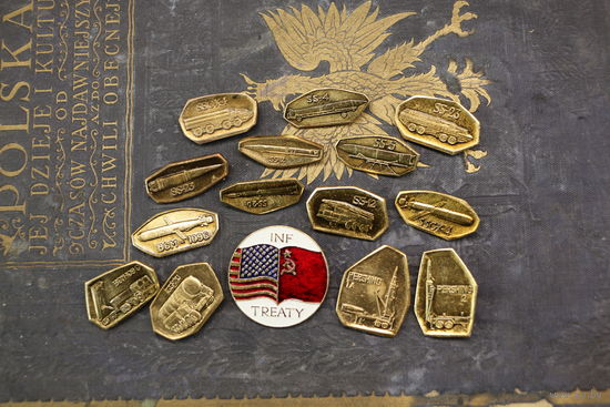 Набор знаков разоружение, в золоте. новый. Распродажа коллекции вещей. С РУБЛЯ! АУКЦИОН!