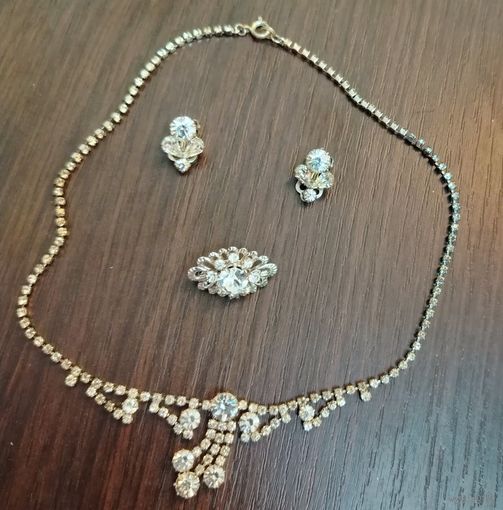 Винтажный комплект ( колье ,серьги-клипсы и брошь ) чехословакия .