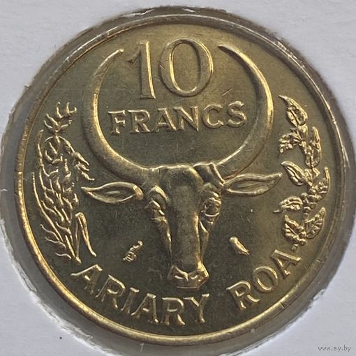 Мадагаскар 10 франков 1989 г. В холдере