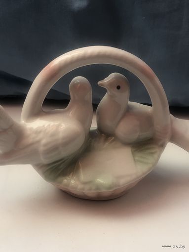 Статуэтка голуби в корзинке