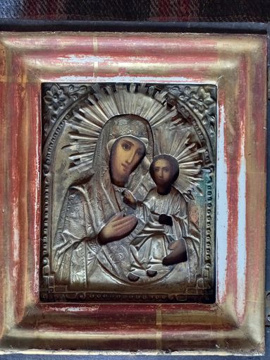 Икона в киоте под стеклом