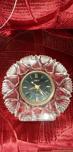 Часы маяк в хрустале можно на стену можно на стол. В работу.