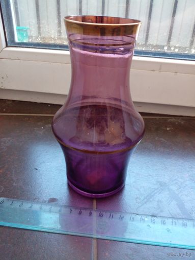 Ваза из аметистового стекла с золотистой отделкой 16 см