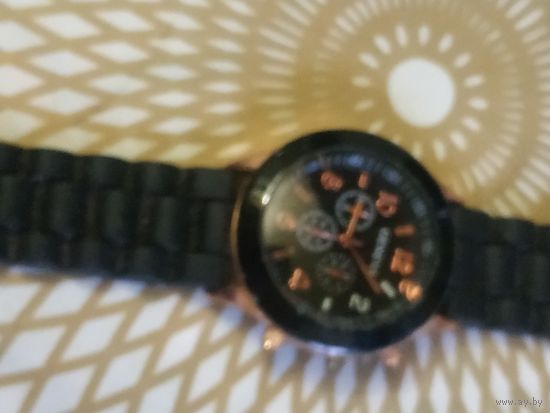 Часы наручные с ремешком GENEVA  ,   тикают. Состояние на скане.