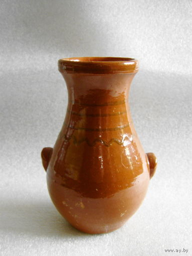 Старая ваза для цветов в форме кувшина