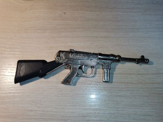 Металлический брелок пистолет-автомат, длина 15.5 см.
