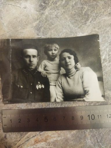 Репринтное до военное фото. Лейтенант с семьёй. Униформа,знаки.