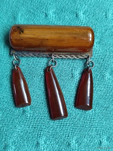 Брошь с янтарем