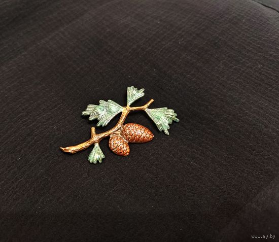 Брошь, тематическая, ветка сосны с шишками